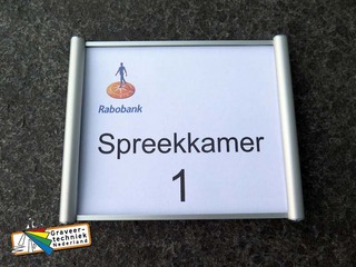 Alu houder 130mm breed x 105mm hoog (andere afmeting mogelijk van dit deurbord)